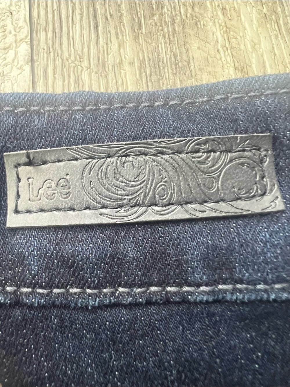Lee Women’s Straight-Leg Jeans in Dark Indigo - Picture 7 of 7